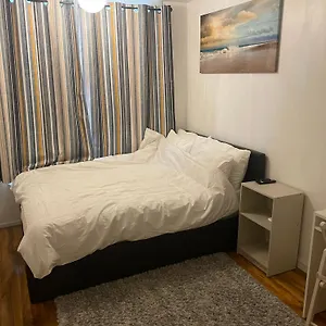 two-bedroom-flat-in-london-near-the-02.brighton-hotels-england.com/