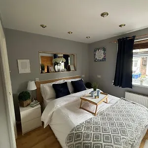 apt-amazing-en-suite-in-finchley-central.cambridgehotelsuk.com/